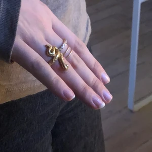 Ring - Sjukt snygg orm ring från ett uf företag i bra skick!! Använd endast ett fåtal gånger. Storleken är medium och passar bra på lång eller ringfingret 🤍