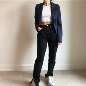 Blå kavaj - Fin, skön och figursydd kavaj från Soaked in Luxury