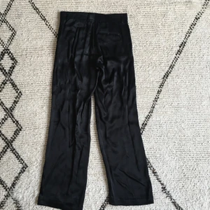 Satinbyxor Arket  - Superfina satinbyxor från arket i storlek 36, relaxed fit. Sparsamt använda! Hämtas på söder eller så står köparen för frakt🌸