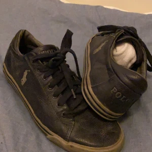 Ralph lauren skor - Säljer mina Ralph lauren skor som är i en mörkblå färg och har storlek 45-46 nypris 1299kr