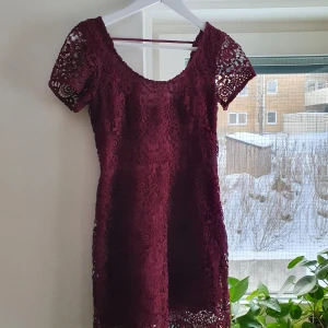 Vinröd klänning med spets - Super fin vinröd klänning med spets från hollister. Perfekt till en lite finare middag! Frakten ingår i priset 💕