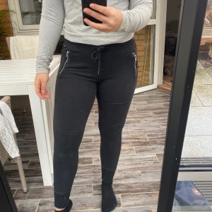 Tights från Hollister  - Tights från Hollister i storlek L ribbade vid knäna, passar mig som är en M. Köp direkt för 60kr annars börjar bud på 25kr. Kan mötas upp i Helsingborg/Båstad. Annars kan jag frakta men står ej för kostanden. Endast swich.  🤎