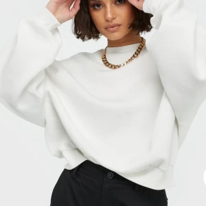 Vit sweatshirt - Säljer denna vita sweatshirt från nelly! Superskön och varm, sitter perfekt oversized på mig som brukar ha S-M. Tyvärr är det en liten missfärgning nertill, dock är det ingenting som syns så mycket om man stoppar in den lite i byxorna!💓
