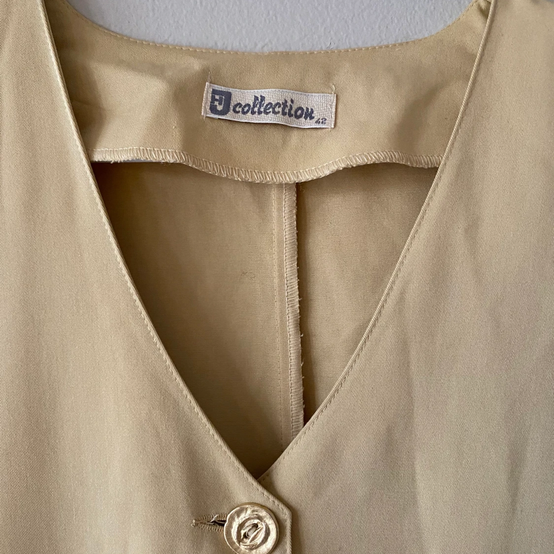 En gul kortärmad skjorta i storlek 42 - 91