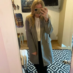 Grå kappa. - Superfin grå kappa från Zara i Spanien. Säljs pga att den väldigt sällan används. PM vid intresse eller frågor💓