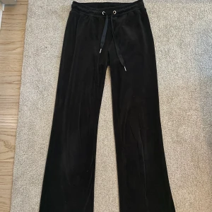 Gina Tricot - Cecilia trousers strl xs - Gina Tricot ”Cecilia velour trousers”, användna men bra skick. Är 175cm och byxorna är något korta på mig. Köpta för typ 200kr och säljs för 50kr. Det är mycket stretch i tyget. Kan skickas mot fraktkostnad, vet ej exakta priset så det som skrivs här nere är inte 100%🥰