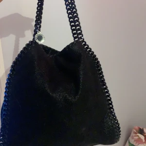 Stella väska  - Stella McCartney falabella mini. Fint skick inga defekter, kvitto dustbag och andra äkthetsbevis medföljer. budgivning. Bud från 3000!🤎högst just nu-4000🤍