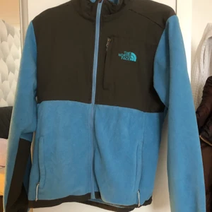 The North face  - Säljer denna jättesköna fleece northface koftan, men som också kan användas som ett tunnare ytterplagg. Den är i ljusblå och grå/svart! Kommer inte till användning och i jättebra skick