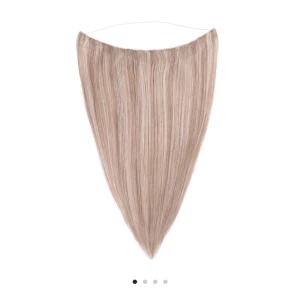 Rapunzel hairband extension - Tänkte kolla om nån är intreserad att köpa mitt löshår som är i topp skick!! Jag har självt använt det i ca en månad men de är så gott som nytt. Håret är 45cm och kostade nypris 2550. Andra bilden har jag håret i. Den passar slingat blond hår eftersom den har lite små mörka slingor i som gör att det smälter in mer i håret.❤️