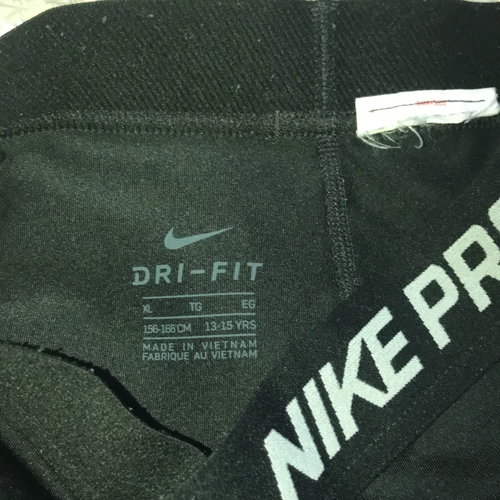 Shorts från Nike pro i storleken XL barn vilket motsvarar ungefär S, inga synliga skador och Nike märket är inte sprucket . Shorts.