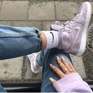 Air Jordan 1 - Air Jordan 1 Retro High i ”Barely Grape”. De är pastell-lila & i satin. Använda en gång 🔮 Buda! Låda finns!