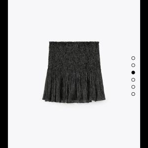 Zara kjol😍😍 - Super snygg eftertraktad kjol från zara har 1 st i S 150 styck. helt nya med prislapp kvar🤎🤍 Först till kvarn:)nypris är 359, den är slutsåld!