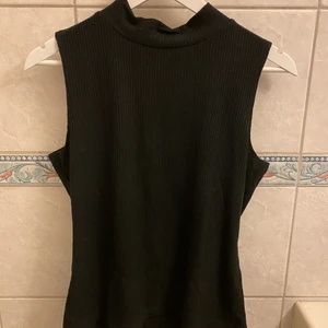 Pololinne från hm - Så snyggt linne med polokrage från hm, använd någon ensaks gång bara. Frakt ingår ej💚