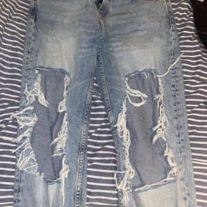 Håliga jeans  - Jeans med hål i från Bik Bok i storlek M. Aldrig använda därför bra skick. 140kr + frakt, köpt för 600kr