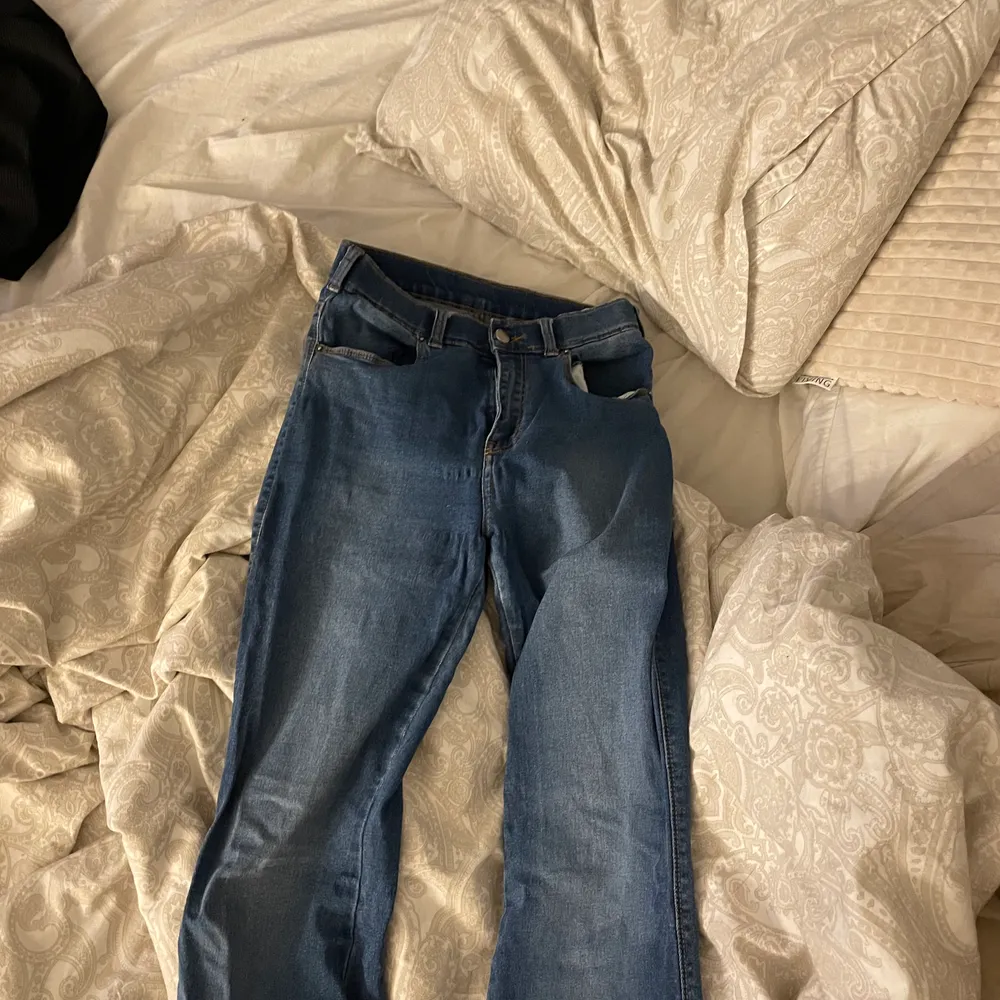 Säljer dessa blå Boot Cut dr denim jeans då de är för långa i benen för mig (167cm lång). Jeans & Byxor.