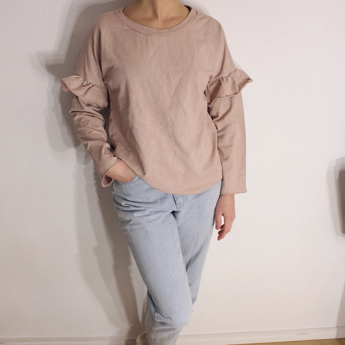 Ljus rosa college tröja med volanger 💕