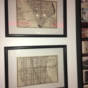 STADSKARTOR MANHATTAN - Stadskartor över midtown och downtown manhattan i new york! Superfina inte en enda skråma på dom. (Det röda strecket är reflektionen av min ljusslinga)