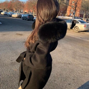 Päls kappa - Säljer min superfina pälskappa som tyvärr inte har kommit till användning. Jag köpte den i november 2020 för 1800kr (inte min bild) skriv privat för fler bilder🥰