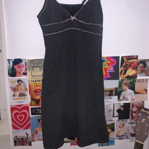 Klänning  - söt klänning med små vita prickar och rosa detaljer, vet inte vet vart den är ifrån då den jag köpte den av tyvärr har klippt av lappen. Jag skulle säga att klänningen är stl s-m beroende på hur du vill att klänningen ska sitta💕(köparen står för frakten)