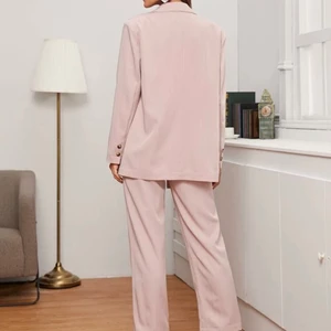 Rosa randig tvådelad outfit  - Tvådelad outfit, använd en gång, bra sick. Skickar bättte bilder i verkligheten om någon är intresserad. 