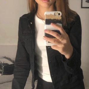 Jeansjacka - Snygg jeansjacka i strl XS, köptes för 349kr säljes för 100kr inkl frakten