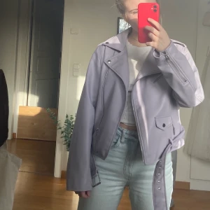 Zara jacka - Fin fake läderjacka i en jättefin ljuslila färg. Använt den ca en gång💕 säljer pga inte min stil längre. Den är i en Xl men jag är vanligtvis en S och den sitter fint på mig om man gillar lite mer oversized!
