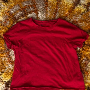 Röd Crop top - En röd crop top som aldrig kommer till användning då jag har en annan. Väldigt fint skick. Storlek S! Går att mötas upp i Hagfors eller så skickas den med posten där köparen står för frakten!