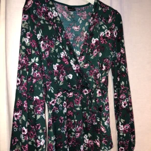Blommig blus🦋 - Säljer denna vackra blommiga blus!! Skit skönt tyg!!🤩 säljer för jag har en till likadan🤎
