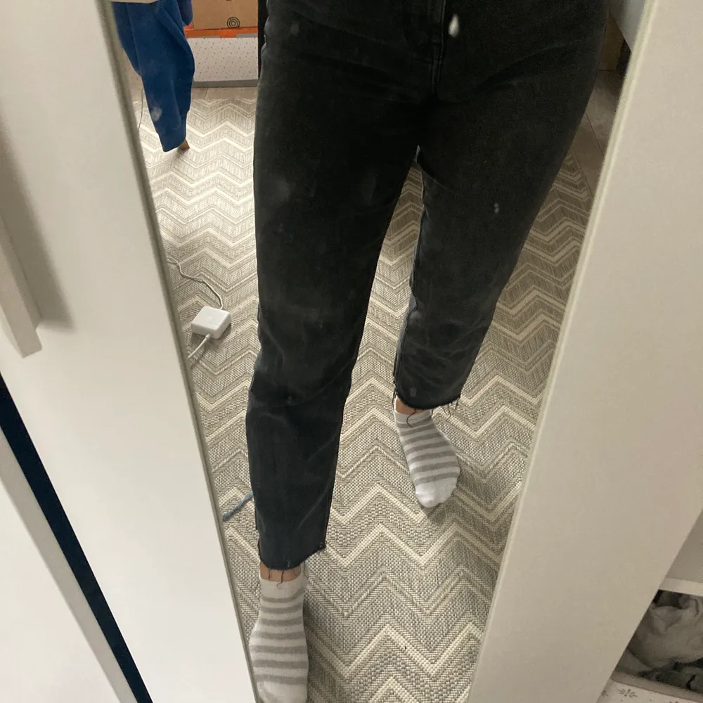 Jätte sköna och stretchiga jeans ifrån H&M! En lite urtvättad färg och ankellånga på mig som är 163! Jätte fint skick! Hör av er om ni vill ha fler bilder!🤍🤍. Jeans & Byxor.