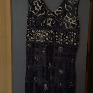 Lång blå klänning med vit mönster bra skick stl 38