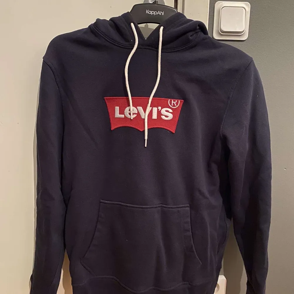 Snygg hoodie från Levis. Endast använd en gång och köpt 700kr, säljer den för 500kr + frakt eller mötas upp i Malmö✨✨. Tröjor & Koftor.