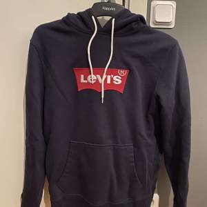Snygg hoodie från Levis. Endast använd en gång och köpt 700kr, säljer den för 500kr + frakt eller mötas upp i Malmö✨✨