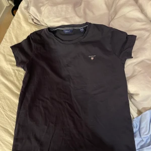 Gant t-shirt - Säljer min fina gant t-shorts, den är sparsamt använd och är köpt på kidsbrandstore, säljer då den inte används🥰 den är i storlek 158-164 men skulle säga att den passar xs-s