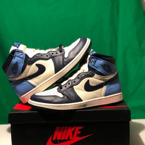 Jordan 1 High Obsidian - Air Jordan 1 High Obsidian Pris: 3199kr (fri frakt) Skick: 7/10 EU 41 US 8 All OG medföljer Size tagen på boxen är tyvärr borta dock Kan mötas upp i Stockholm eller FRI FRAKT!