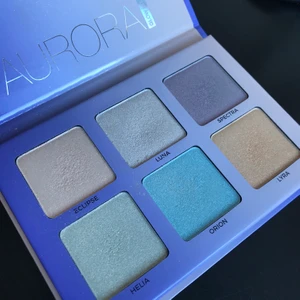 Anastasia aurora glow kit - Super fint highlighter kit från Anastasia. Säljer då jag inte använder den längre. Ordinarie pris på kicks hemsida är 387kr. Färgen ”luna” har en liten grop i sig, men alla andra färger ser nästan orörda ut🤗✨