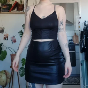 Fakeskinn set - Topp storlek M, kjol storlek 36. Dragkedja där bak på kjolen, rätt stretchig. Kan köpa dem separat om man vill!