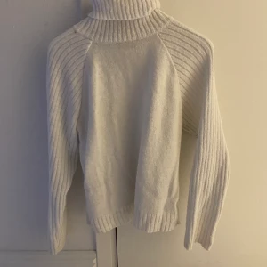 Stickad polotröja - Vit stickad polotröja från nakd, säljes pga kommer inte till användning, frakt tillkommer😇😇