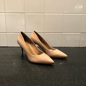 Klackskor från H&M - Klackskor från H&M i storlek 40. Aldrig använda, pris lappen är kvar. Färgen är ljusrosa/ nude/ puderrosa.