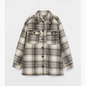 Skjortjacka, H&M  - Snygg vår jacka, inprencip helt oanvänd i storlek XS men är overzied så passar till de flesta🤍 (Slut online) 