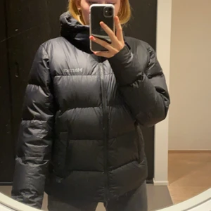 Svart marmot jacka storlek M - En jättefin svart dunjacka, helt äkta. Bara använd ett fåtal gånger, köpte den för några månader sedan. Säljer pågrund av att den inte kommer till användning längre. Små märken på jackan som har täckts över snyggt (tredje bilden). Nypris 1995 kr men startpris är 600 kr. Buda i kmt! Perfekt till våren🥰
