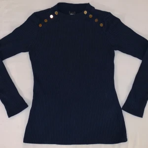 Dark blue sweater - Dark blue sweater with gold buttons.