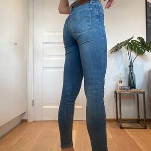 Säljer mina Levis jeans i modellen mile high super skinny i en mediumtvätt. Bra skick!