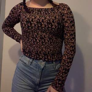 En fin kort blommig tröja från Gina. Storlek xs , 50 kr eller bud❤️