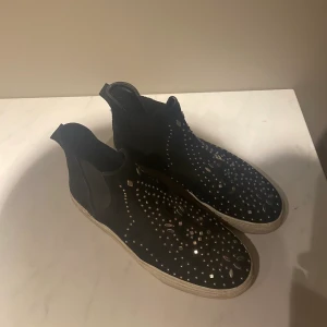 Snygga skor - Väldigt snygga skor i storlek 39. Varsamt använda! 