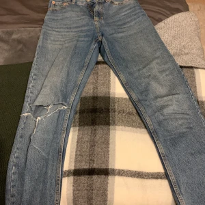 Byxor - Super snygga jeans med ett hål på knäet. Storlek xs men passar en s. 