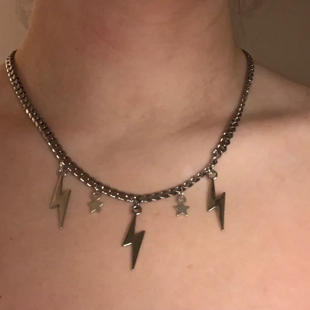 Säljer detta blixthalsband då jag inte har fått nån användning av det. Är i mycket bra skick och väldigt fin💗💫 köparen står för frakten. Accessoarer.