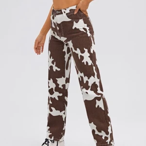 Cow print-jeans - Säljer dessa asballa jeans då de är för stora för mig. De är helt oanvända och i storlek s men skulle säga att de är mer som en m. Köparen står för frakten