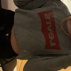 Levis tröja - Basic, snygg Levis tröja, storlek:S men skulle säga att den sitter mer som en M/L. Aldrig använd💗