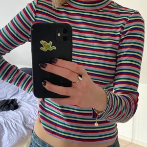 Randig tröja  - Säljer denna randiga tröjan från Monki i strl M, passar dock S med. Säljer för 80kr + frakt på 79kr💕