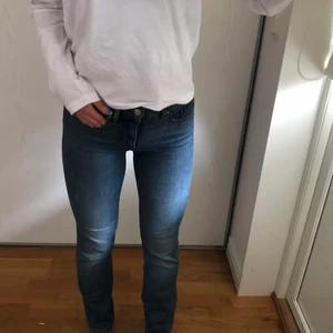 Jeans Levis - Ett par supersköna, stretchiga jeans från Levis. Modell 314 shaping straight. Storlek 25, passar förmodligen även storlek 23,24,26,27 då dem är väldigt stretchiga. Nypris 1000kr